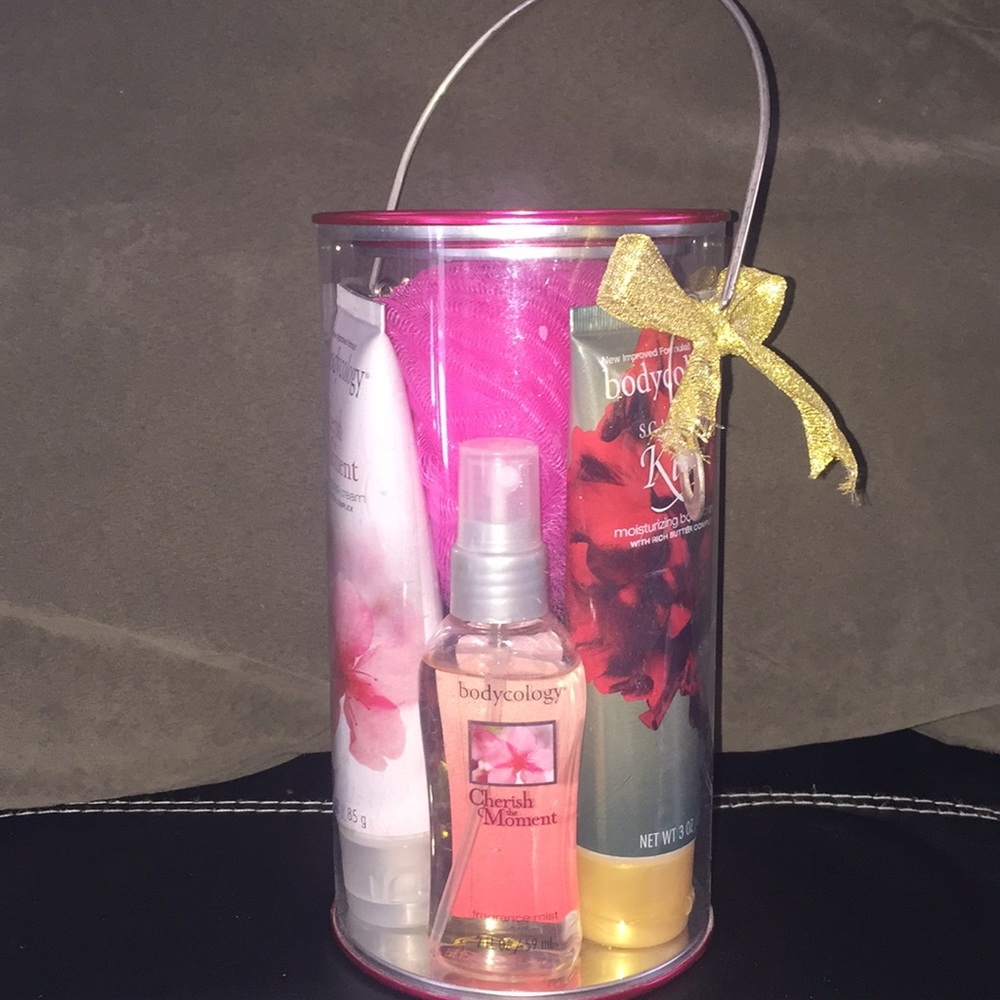 BRAND NEW Bodocology gift shower set!!